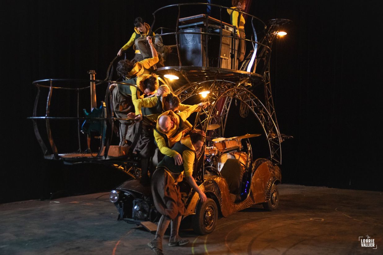 comediens et machine de spectacle de rue dans le spectacle karkaans de la cie cirque asymetrik