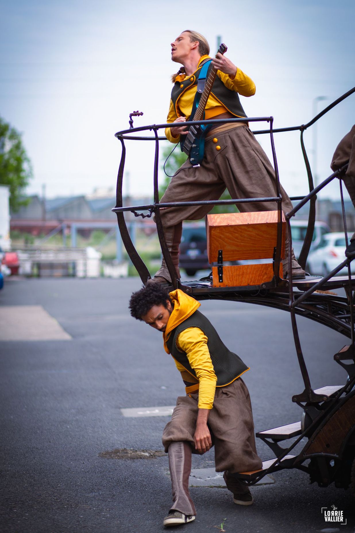 guitariste et acrobate dans le spectacle karkaans de la cie cirque asymetrik