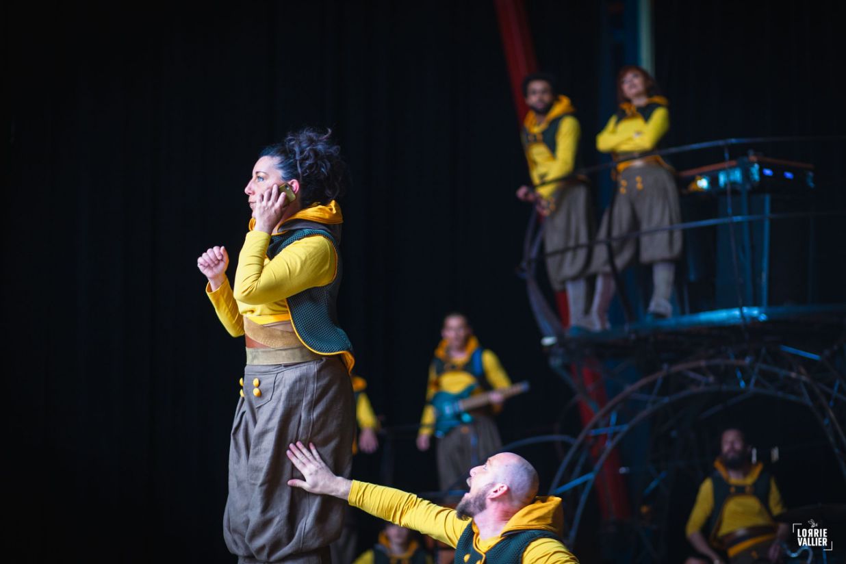 comedienne echassiere dans le spectacle karkaans de la cie cirque asymetrik