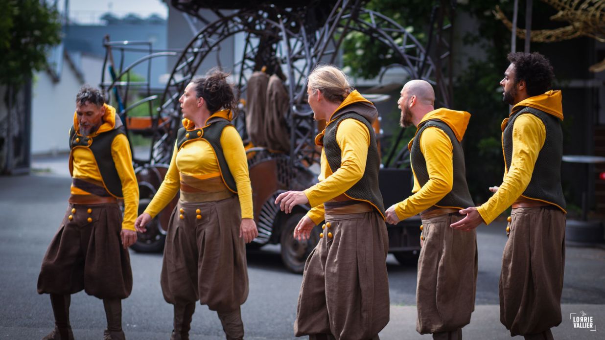 comediens dans le spectacle karkaans de la cie cirque asymetrik