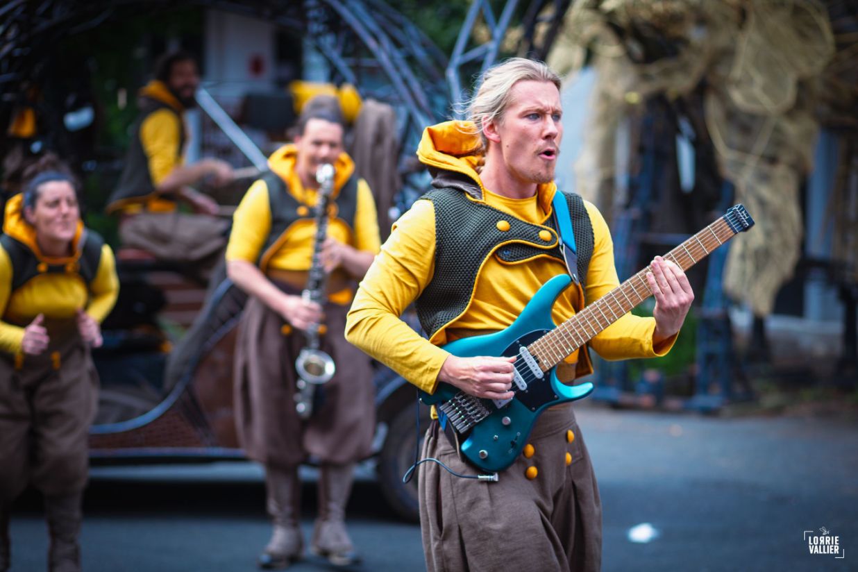 guitariste dans le spectacle karkaans de la cie cirque asymetrik