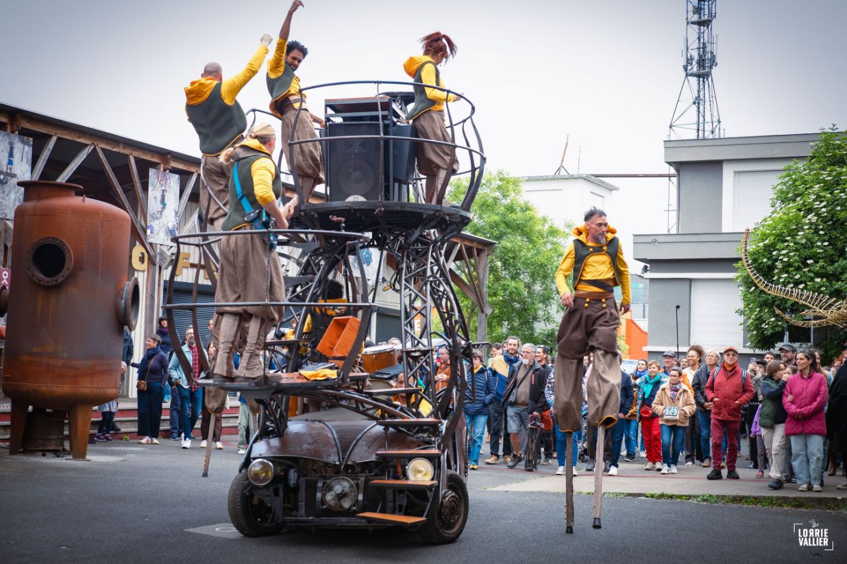 machine de spectacle de rue karkaans de la cie cirque asymetrik