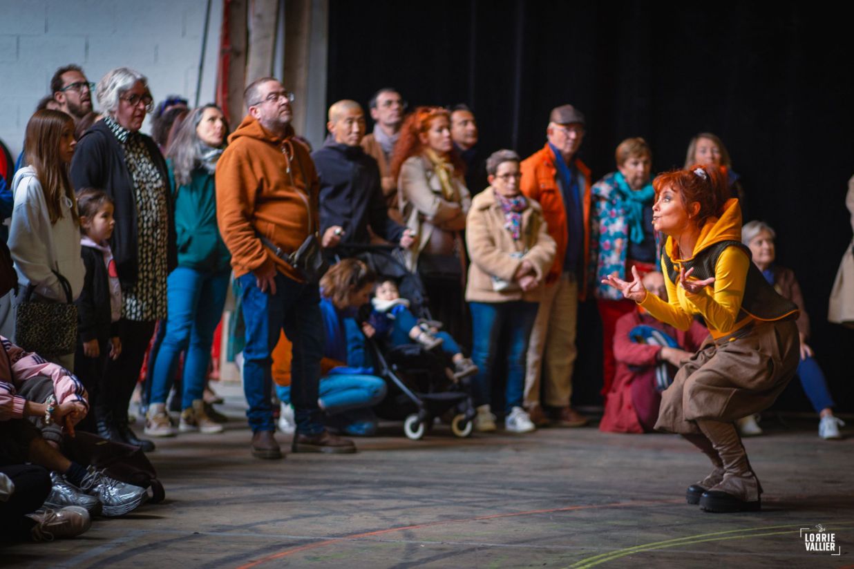 comedienne dans le spectacle karkaans de la cie cirque asymetrik