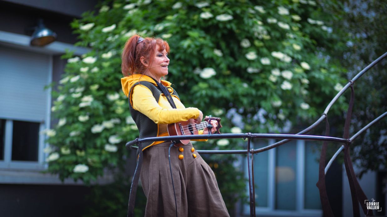 chanteuse dans le spectacle karkaans de la cie cirque asymetrik