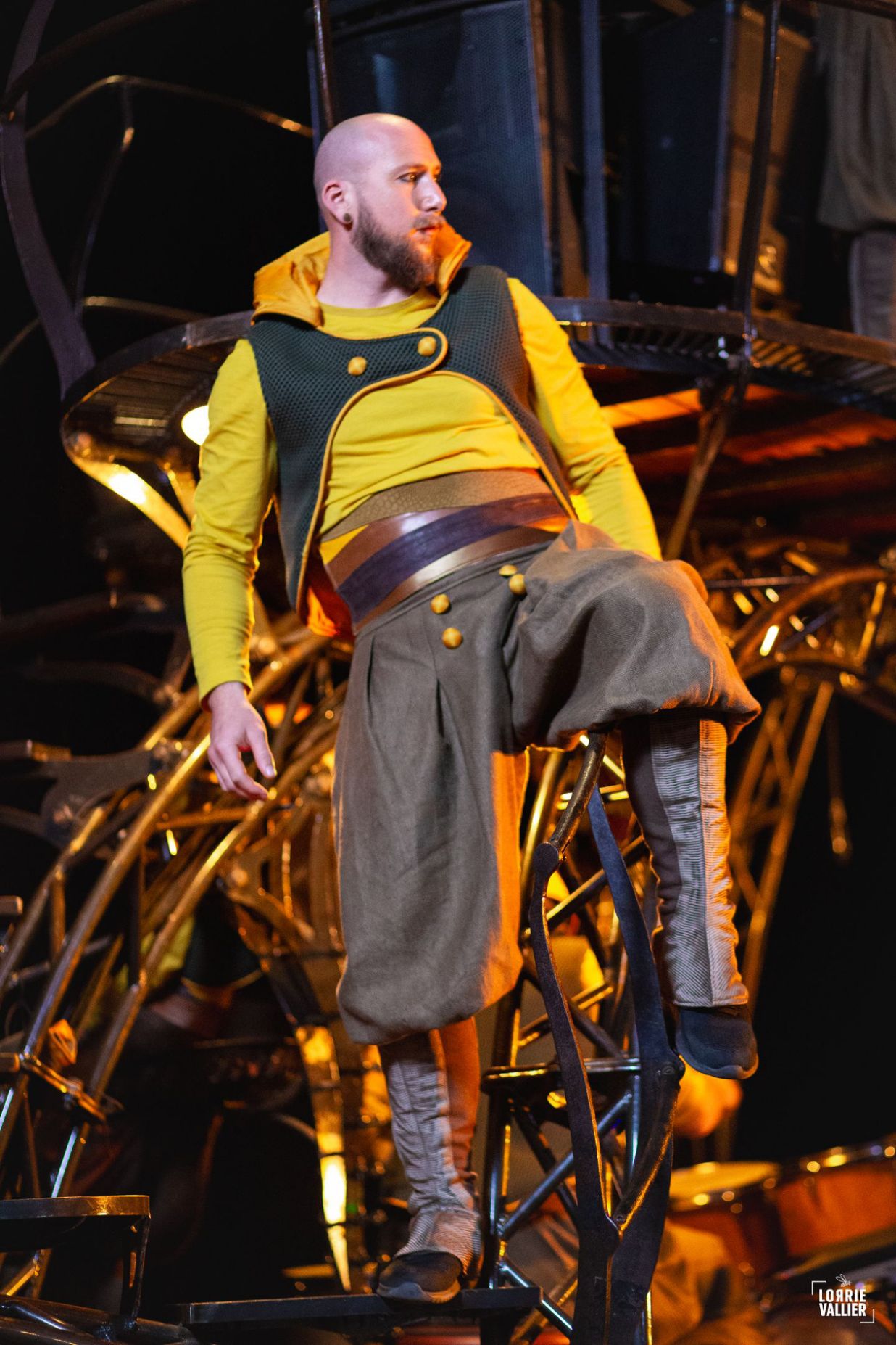 jongleur dans le spectacle karkaans de la cie cirque asymetrik