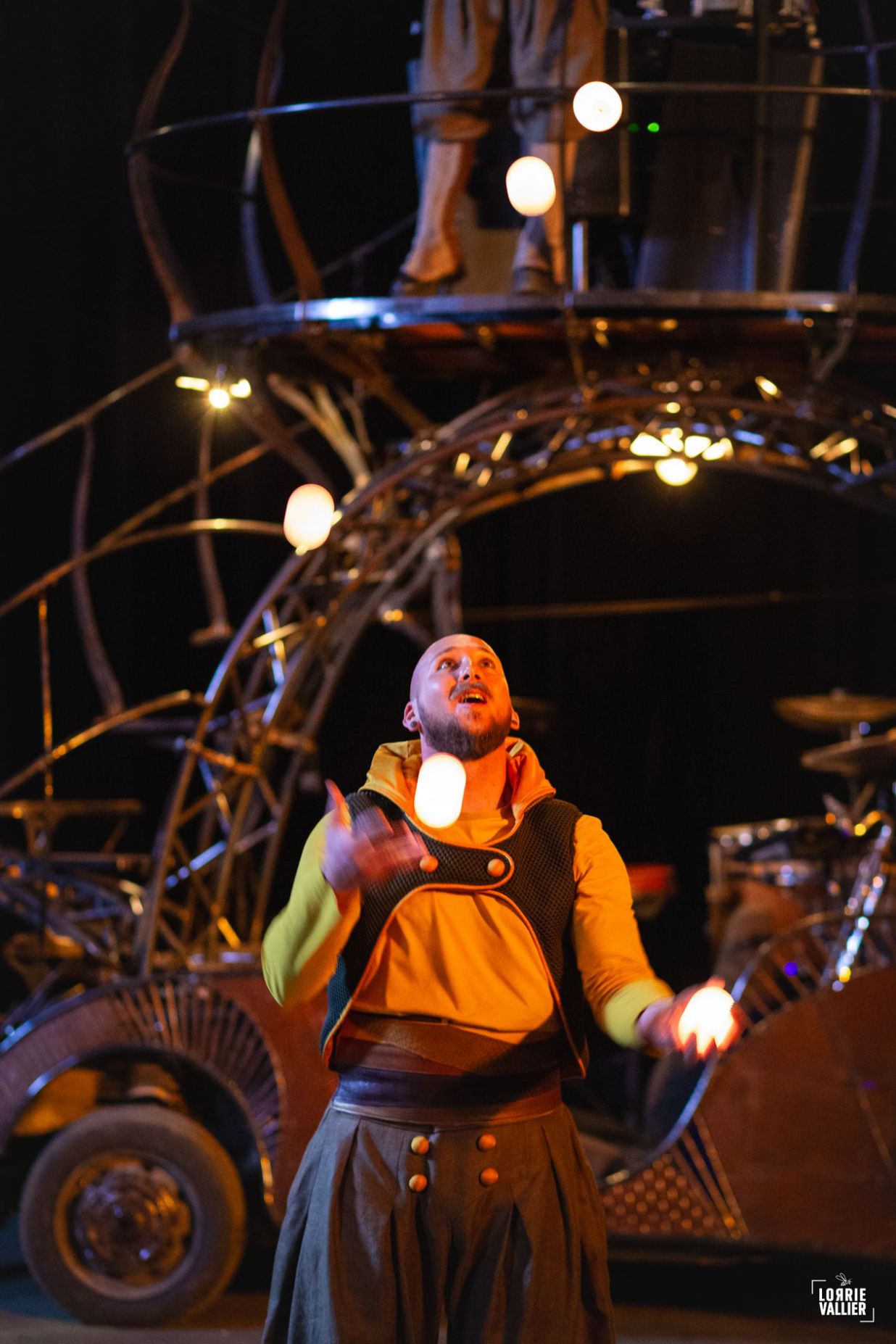 jongleur dans le spectacle karkaans de la cie cirque asymetrik