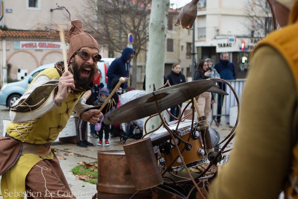 spectacle de rue Les Lutins de la cie cirque asymetrik