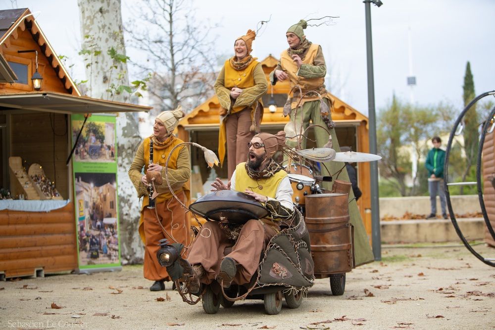 spectacle de rue Les Lutins de la cie cirque asymetrik