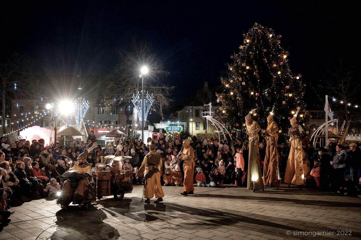 spectacle de rue Les Lutins de la cie cirque asymetrik