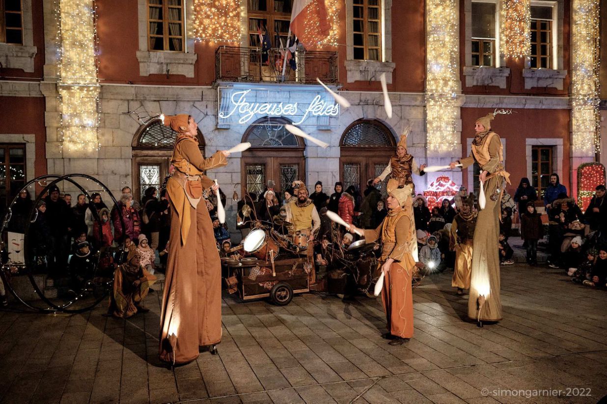 spectacle de rue Les Lutins de la cie cirque asymetrik