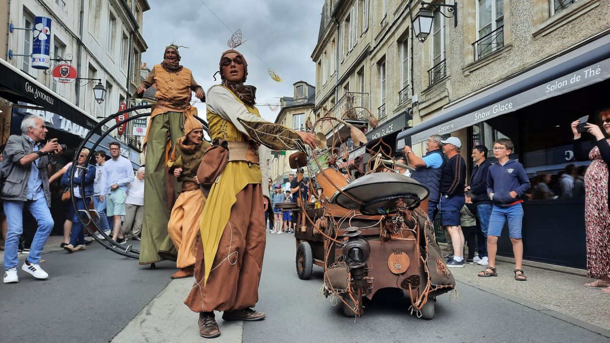 spectacle de rue Les Lutins de la cie cirque asymetrik